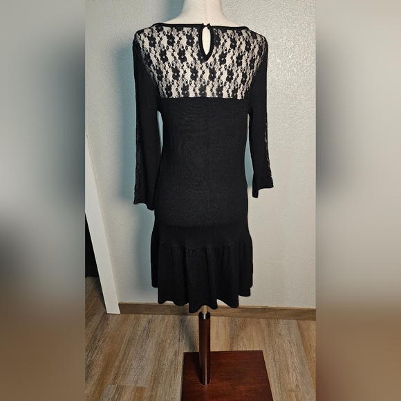 Elegant Black Lace Dress By Venus.  Size 40. - Picture 2 of 10